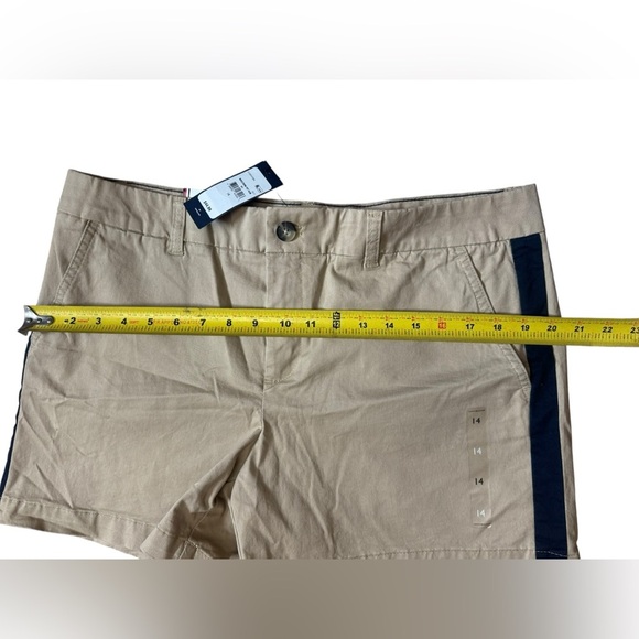Tommy Hilfiger Classic Stretch Shorts Womens Sz 14 Flat Front Chino Below waist - Picture 5 of 16